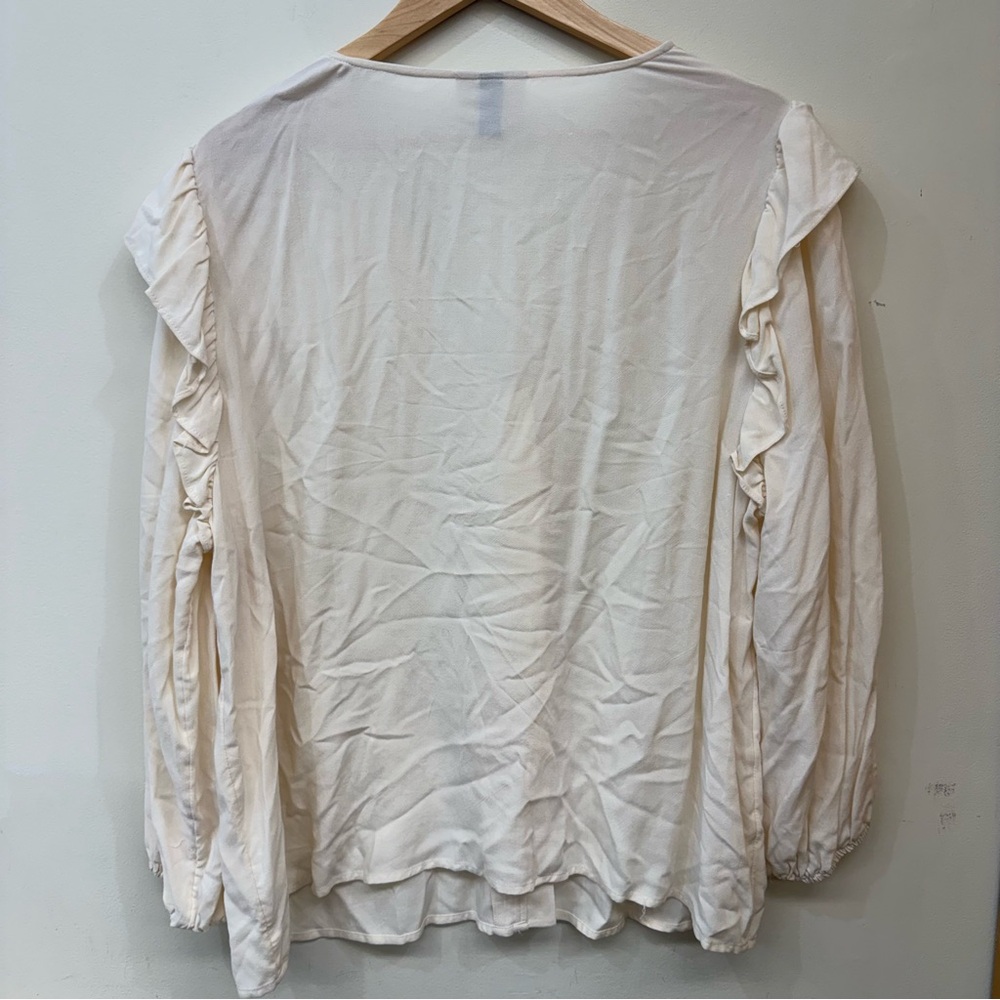 Universal Threads Ruffled V-Neck Button Front Blo… - image 4